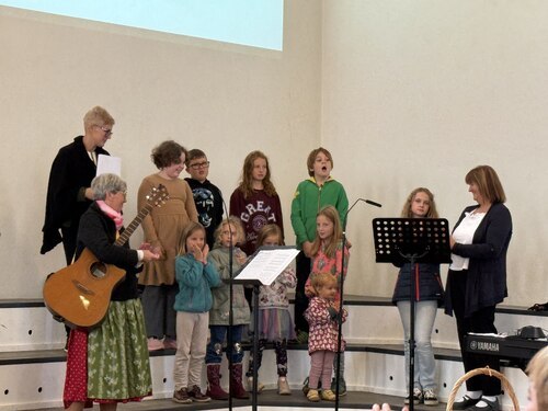 Musikalisch umrahmt wurde der Gottesdienst vom Kinderkirchenchor mit PAss. Gisela Gsodam (Foto: PGR. Klaus Artl)