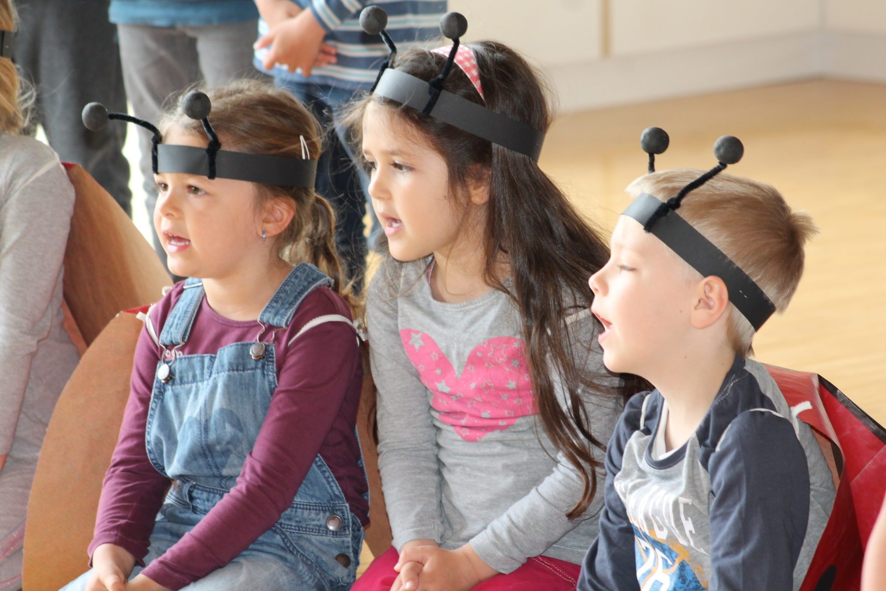 Die Kindergartenkinder singen für die Senioren!