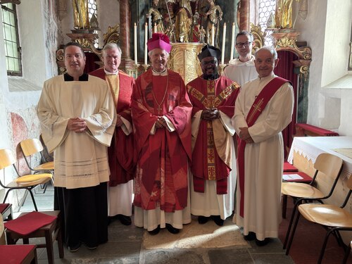 Dompropst Bischofsvikar Msgr. Dr. Engelbert Guggenberger (Bildmitte) spendete das Sakrament der Firmung