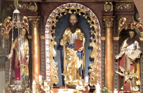 In der Mitte des Hauptaltares die Statue des Völkerapostels Paulus. (Bild: PSt). In der Mitte des Hauptaltares die Statue des Völkerapostels Paulus. (Bild: PSt).