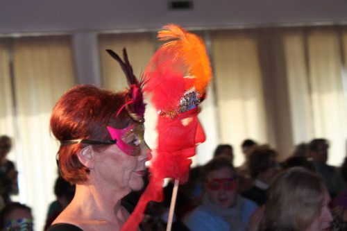 Das Spiel mit der Maske (© Foto: Waltraud Kraus-Gallob)