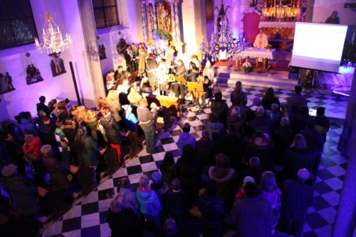 Jugendliche feiern Jugendgottesdienst (© Foto: Peter Artl, Katholische Jugend Kärnten)