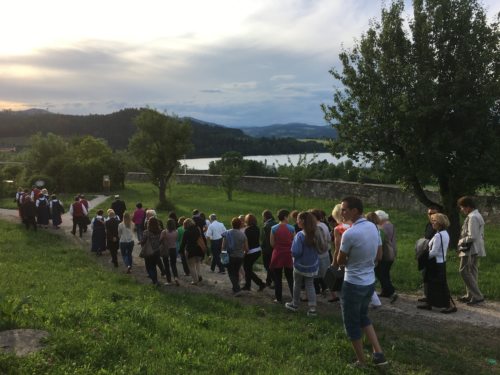 Im Abendlicht unterwegs auf dem “Weg der Orientierung“. (© Foto: Stadtpastoral)