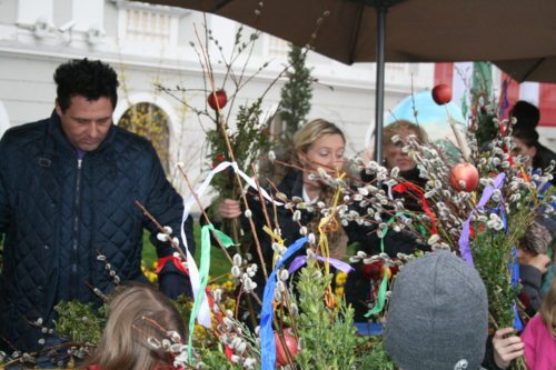 Die Palmbuschen werden selbst gebunden. (© Foto: Stadtpastoral )