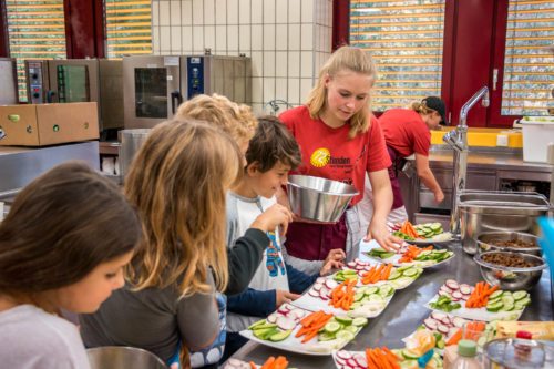 VS-Kinder und SchülerInnen der HLW St. Veit bereiten Gerichte vor. (Foto: Felix Glabatsch)