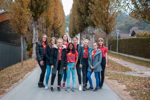 Schülerinnen der HLW St. Veit auf dem Weg zum Altenwohnheim St. Veit (Foto: Felix Glabatsch)