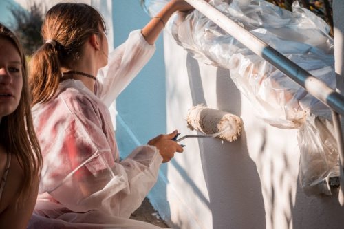 Jugendliche beim Malen und Streichen (Foto: Felix Glabatsch)