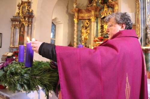 P. Medryk entzündet die erste Kerze am Adventkranz (C) Brigitte Weber