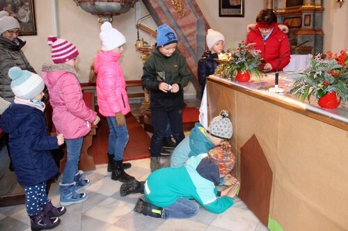 Kinder beim Kleben des Adventbildes (C) Brigitte Weber