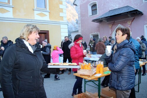 Gespräche bei der Agape: Frau Zauchner und Frau Kolbitsch (C) Brigitte Weber