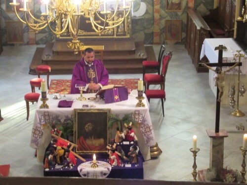 Beim Volksaltar: einige Kreuzwegstationen (dargestellt mithilfe von Schwarzberg-Figuren) und Bildnis Jesus Christus mit Dornenkrone. (Bild: PSt.).