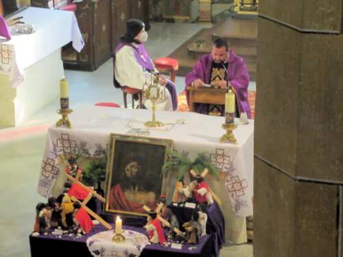 Eucharistische Anbetung beim Volksaltar. (Bild: PSt.).