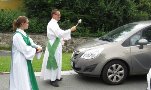 Diakon Michael Ebner bei der Fahrzeugsegnung (Bild: Peter Sternig)