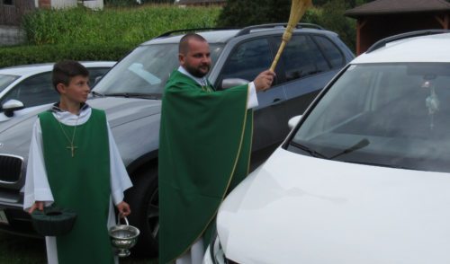 Fahrzeugsegnung durch Provisor Marcin Mrawczynski (Bild: Peter Sternig).