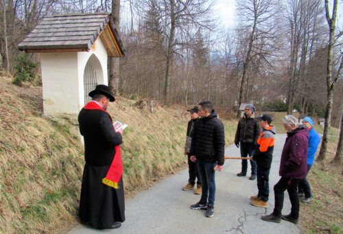 Bei den 14 Stationen wurde gebetet. Die Firmlinge tragen das Jungschar-Kreuz. (Bild: P.St.).