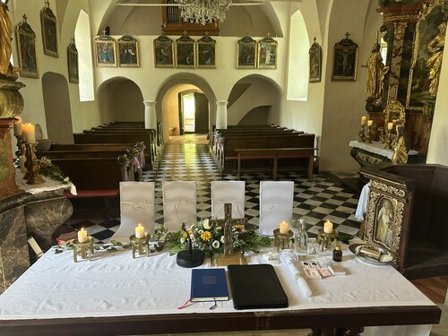 Alles für die Hl. Taufe bereit. • Vse pripravljeno za sv. krst na Svetem mestu. (Foto: Pfarre Schwabegg • Žvabeška fara=