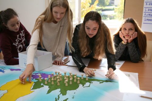 Ist die weltweite Verteilung gerecht? In den Pausen wurde darüber diskutiert und debattiert. (© Foto: Jakl) Ist die weltweite Verteilung gerecht? In den Pausen wurde darüber diskutiert und debattiert. (© Foto: Jakl)