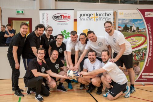 “Legendespiel“ - Prominente und Wegbegleiter spielen gegen das KJ-Team<br />
(v.v.l. Peter Artl, Gerhard Simoitti, Markus Auer, Helmut Knafl, Marc Germeshausen, Peter Allmaier, Sara Schaar, Michael Pinter, Jessica Weyrer, Carina Wetternig, Jakob Mokoru und Daniel Amann)