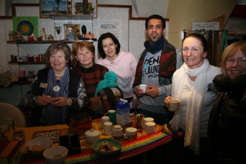 Das Team vom Kost-Nix-Laden mit Edeltrude Linhart und Sladana Kerschbaumer (© Foto: I. Jakl) Das Team vom Kost-Nix-Laden mit Edeltrude Linhart und Sladana Kerschbaumer (© Foto: I. Jakl)