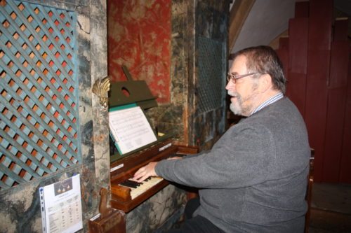 Hermann Fritz auf der Orgel in der Pfarrkirche St. Stefan. (Bild. Peter Sternig)