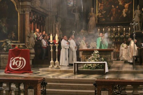 Gottesdienst im Stephansdom (© Foto: Peter Artl, Katholische Jugend Kärnten) Gottesdienst im Stephansdom (© Foto: Peter Artl, Katholische Jugend Kärnten)