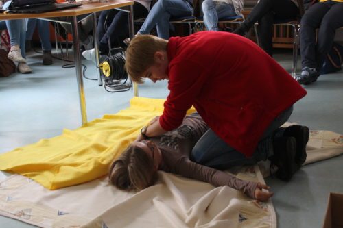 Hannah und Sarah beim Kinder- Notfallkurs (© Foto: Biethan Carmen)