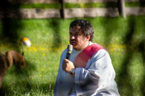 Diözesanjugendseelsorger Diakkon Jakob Mokoru beim Gottesdienst (Foto: © Matthias Trinkl)