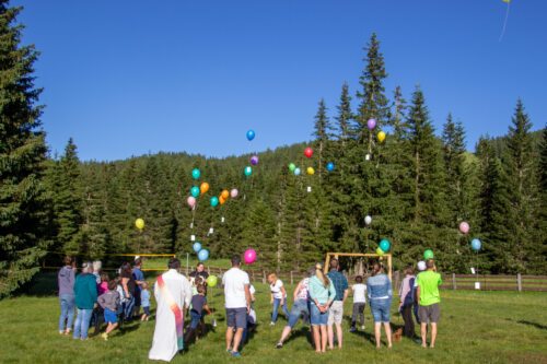 Die Kinder und Jugendlichen schickten Heliumluftballone nach „oben“. (Foto: © Matthias Trinkl)