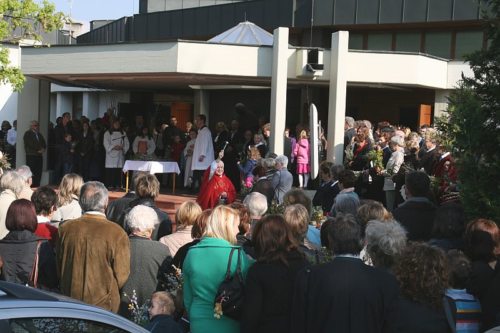 Pater Miggisch bei der Segnung der Palmzweige. (© Foto: Kath. Gemeindezentrum Don Bosco)