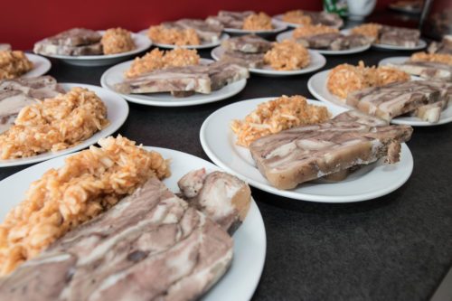 “kulinarischer Leckerbissen“ beim Feldkirchner Pfarrfasching (© Peter Artl)