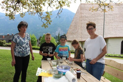 Steinfelder Kinder machen Kräutersalz (C) Brigitte Weber Steinfelder Kinder machen Kräutersalz (C) Brigitte Weber