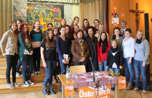Die Autorin Maja Haderlap mit Schülerinnen des RG/ORG St. Ursula Klagenfurt und Direktor Kurt Haber (© Foto: RG/ORG St. Ursula Klagenfurt) Die Autorin Maja Haderlap mit Schülerinnen des RG/ORG St. Ursula Klagenfurt und Direktor Kurt Haber (© Foto: RG/ORG St. Ursula Klagenfurt)