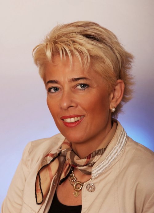 Jugendliche aus sieben Nationen, die vier Religionen angehren, erlebten eine tolle Woche in Maria Saal. Maria Saal: Internationales Treffen in Tanzenberg