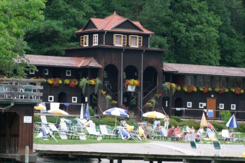 Inselhotel auf der Insel im Faaker See (© Foto: M. Maier)