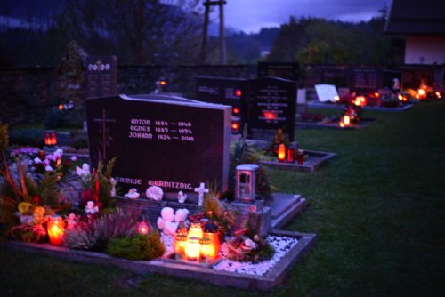Friedhof St. Paul: die schön geschmückten Gräber (danke dafür!) – im Kerzenlicht. (Bild: Raimund Iskrac).