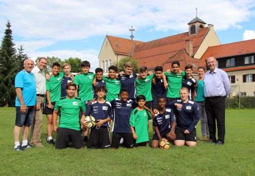 Fußballmannschaft vom Youth Point mit Stadtrat Markus Geiger © Foto: Iris Wedenig, StadtKommunikation 