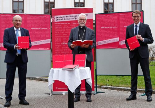 Präsentieren das neue Jahrbuch der Diözese Gurk: Bischof Marketz, RLB-Vorstandsdirektor Messner als Sponsorenvertreter und redaktioneller Gesamtverantwortlicher Kapeller; Foto: Diözesan-Pressestelle/Eggenberger