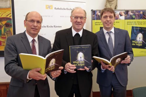 Bischof Schwarz, RLB-Direktor Messner und Pressesprecher Kapeller präsentieren das neue Jahrbuch der Diözese Gurk „Wege aus der Angst“.  (© Foto: Pressestelle/Eggenberger)