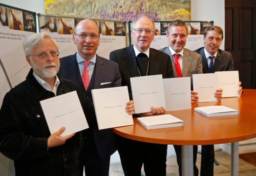 Präsentieren das neue Jahrbuch: Staudacher, Kapeller, Bischof Schwarz, Zink und Messner (v. l.) (© Foto: Pressestelle/Eggenberger)