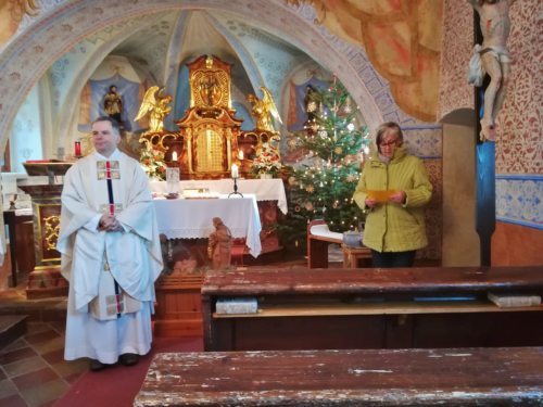 Pfarrer Mag. Gabor Köbli und Sigrid KARL bedanken sich<br />
(Foto: Rainer Furlan)