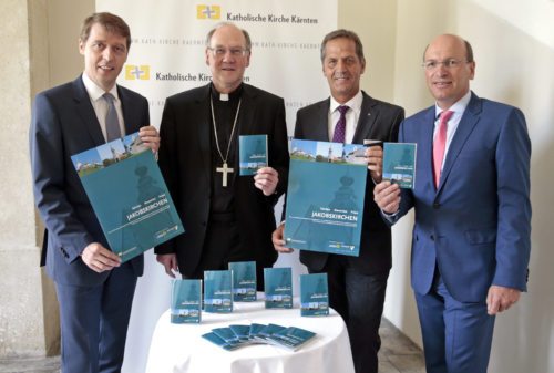 Freuen sich über die elfte Ausgabe im Rahmen der Broschürenreihe zum Alpe-Adria-Raum: Bischof Schwarz, Dir. Messner (1. v. l.), Dir. Schöffmann (2. v. r.) und Pressesprecher Kapeller (© Foto: Pressestelle/Eggenberger)