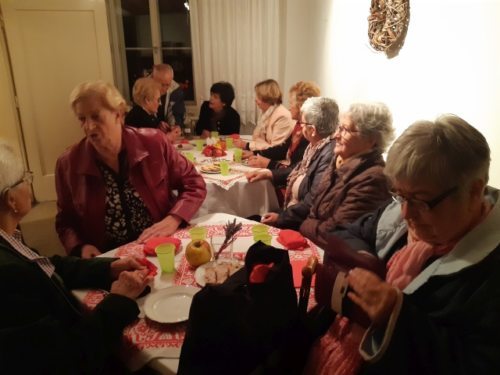 Viele gutgelaunte Besucher bei der anschlßenden Agape im Pfarrhaus.