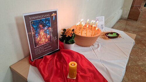 800 Jahre Sonnengesang - Station einer Strophe bei der Langen Nacht der Kirchen 2025. – Foto: P. Emmanuel-Maria Fitz OFM