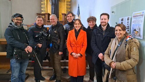 Das Team der ORF-Sendung “Reisezeit“ besucht die Krippenausstellung und die Eisenbahnerkrippe in St. Nikolai. <br />
<a  data-cke-saved-href=“https://www.kath-kirche-kaernten.at/pfarren/detail/C3258/besonderer-besuch-des-orf-teams-reisezeit“ href=“https://www.kath-kirche-kaernten.at/pfarren/detail/C3258/besonderer-besuch-des-orf-teams-reisezeit“ target=“_blank“>https://www.kath-kirche-kaernten.at/pfarren/detail/C3258/besonderer-besuch-des-orf-teams-reisezeit</a>.<br />
Foto: P. Emmanuel-Maria Fitz OFM
