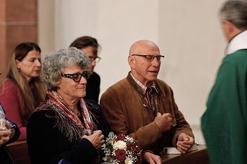 Isabella und Konrad Bürger feierten 2025 ihr Hochzeitsjubiläum in St. Nikolai. - Den ganzen Bericht und weitere Fotos gibt es hier: <a  data-cke-saved-href=“https://www.kath-kirche-kaernten.at/pfarren/detail/C3258/liebe-die-traegt-ehejubilaeumsgottesdienst“ href=“https://www.kath-kirche-kaernten.at/pfarren/detail/C3258/liebe-die-traegt-ehejubilaeumsgottesdienst“ target=“_blank“>https://www.kath-kirche-kaernten.at/pfarren/detail/C3258/liebe-die-traegt-ehejubilaeumsgottesdienst</a>.<br />
Foto: Ferdinand Dreger