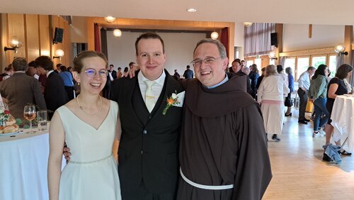 Bernadette und Dominik, die jahrelang die “Drei Tage mit Maria“ in Villach mitgetragen haben, gaben im Mai 2025 ihr Ja-Wort.<br />
Foto: P. Emmanuel-Maria Fitz OFM