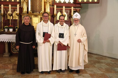 Bischof Josef Marketz und P. Terentius Gizdon OFM mit den neuen Akolythen in St. Nikolai: Martin Steiner (r.) und Peter Fina<br />
Foto: P. Emmanuel-Maria Fitz OFM