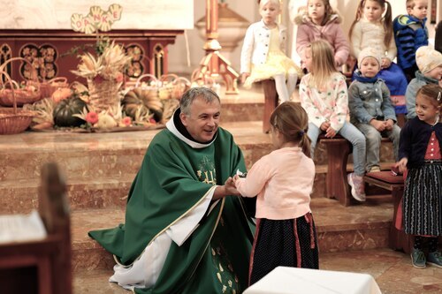 Die Kindengartenkinder nahmen beim Erntedankfest teil. Mehr dazu gibt es unter <a  data-cke-saved-href=“https://www.kath-kirche-kaernten.at/pfarren/detail/C3258/rueckblick-erntedankfest-und-aktionstag-2025“ href=“https://www.kath-kirche-kaernten.at/pfarren/detail/C3258/rueckblick-erntedankfest-und-aktionstag-2025“ target=“_blank“>https://www.kath-kirche-kaernten.at/pfarren/detail/C3258/rueckblick-erntedankfest-und-aktionstag-2025</a>.- Foto: Ferdinand Dreger