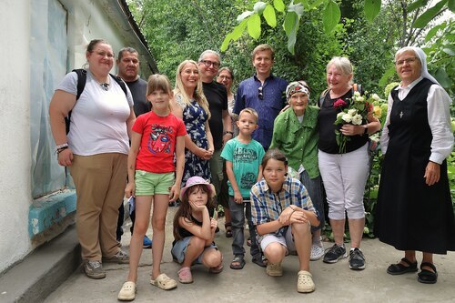 Besuch bei einer Familie in Kirgisistan. - Berichte über die einzelnen Stationen der Projektreise gibt es unter <a  data-cke-saved-href=“https://www.kath-kirche-kaernten.at/pfarren/detail/C3258/wie-war-fuer-dich-die-projektreise-nach-kirgisistan“ href=“https://www.kath-kirche-kaernten.at/pfarren/detail/C3258/wie-war-fuer-dich-die-projektreise-nach-kirgisistan“ target=“_blank“>https://www.kath-kirche-kaernten.at/pfarren/detail/C3258/wie-war-fuer-dich-die-projektreise-nach-kirgisistan</a> zum Nachlesen. Einen spannenden Bericht finden Sie in einer der Nikolai-Nachrichten: <a  data-cke-saved-href=“https://www.kath-kirche-kaernten.at/images/downloads/nina-september-oktober-2025-12-.pdf“ href=“https://www.kath-kirche-kaernten.at/images/downloads/nina-september-oktober-2025-12-.pdf“ target=“_blank“>https://www.kath-kirche-kaernten.at/images/downloads/nina-september-oktober-2025-12-.pdf</a>. - Foto: P. Emmanuel-Maria Fitz OFM