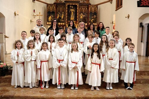 Die Erstkommuniongruppe der Volksschule Friedensschule - Rückblick 1 unter <a  data-cke-saved-href=“https://www.kath-kirche-kaernten.at/pfarren/detail/C3258/erstkommunion-20252“ href=“https://www.kath-kirche-kaernten.at/pfarren/detail/C3258/erstkommunion-20252“ target=“_blank“>https://www.kath-kirche-kaernten.at/pfarren/detail/C3258/erstkommunion-20252</a> und Rückblick 2 unter <a  data-cke-saved-href=“https://www.kath-kirche-kaernten.at/pfarren/detail/C3258/kinder-empfangen-kommunion“ href=“https://www.kath-kirche-kaernten.at/pfarren/detail/C3258/kinder-empfangen-kommunion“ target=“_blank“>https://www.kath-kirche-kaernten.at/pfarren/detail/C3258/kinder-empfangen-kommunion</a> - Foto: Emmanuel-Maria Fitz OFM